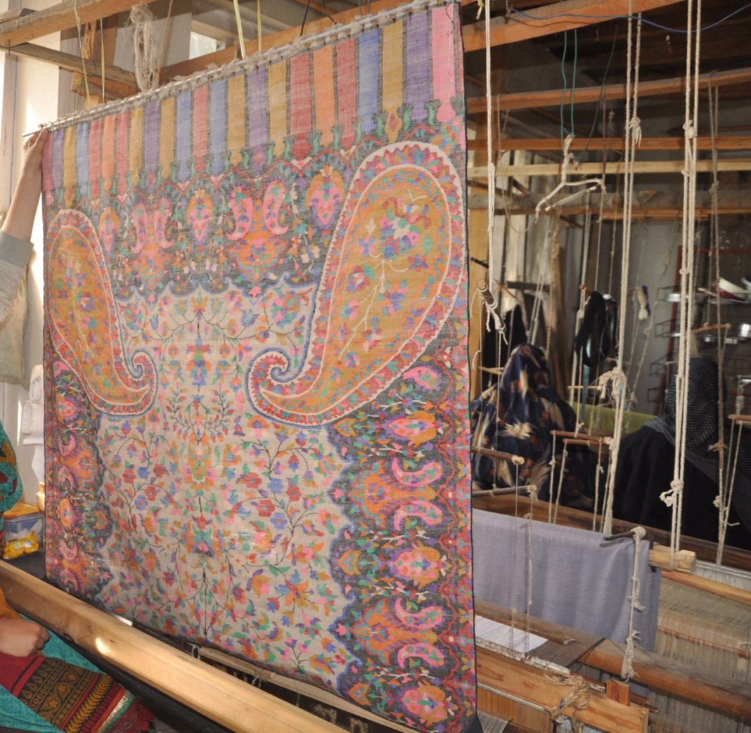 The Loom That Reads — A Kanihama Kani Shawl Weaving Experience